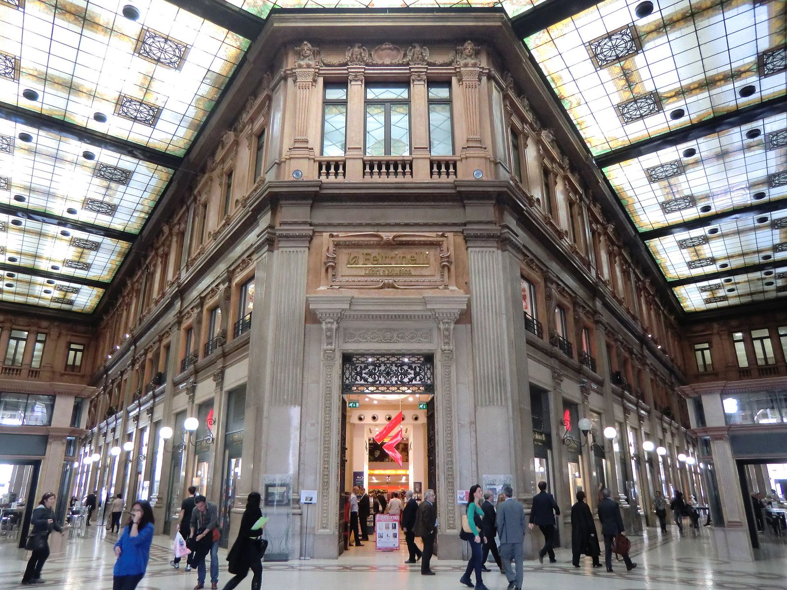 Galleria_Alberto_Sordi,_Roma,_2012-04-04